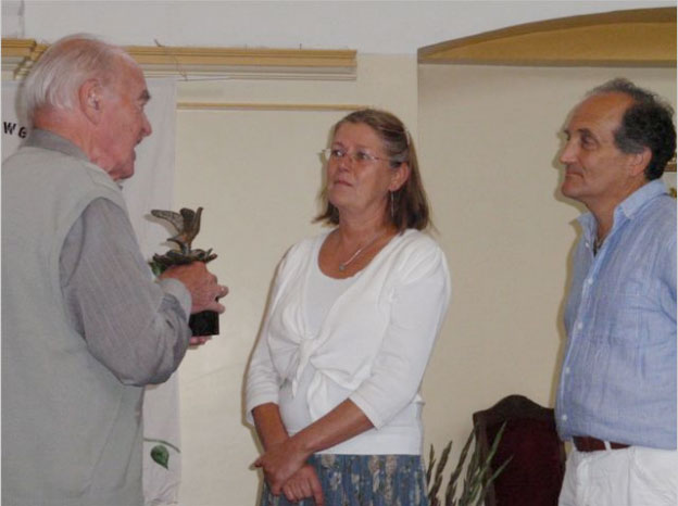 Evert Huisman overhandigt de vredesduif aan Nella en Sid